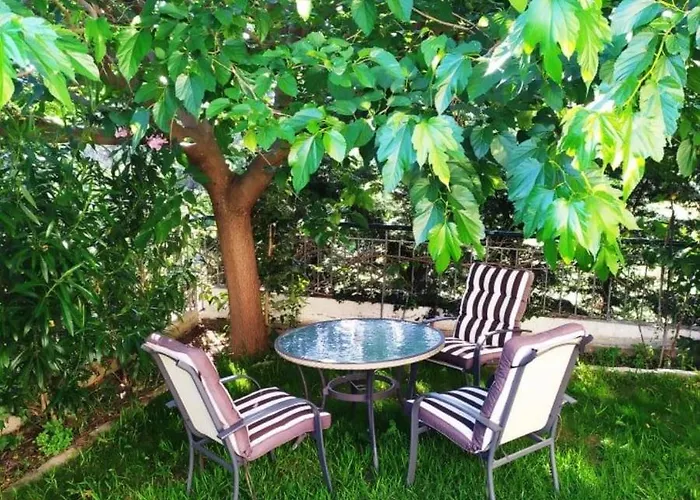 Сasa de vacaciones House With Garden Netflix Nea Kerasia