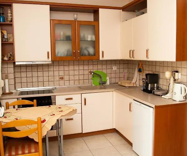 House With Garden Netflix Nea Kerasia