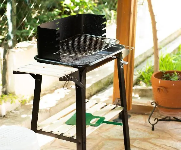 House With Garden Netflix Nea Kerasia